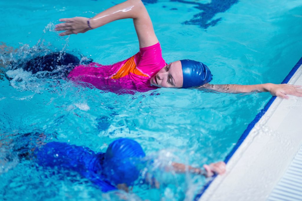 Lezione di nuoto. Carino ragazzino che impara a nuotare con il nuoto